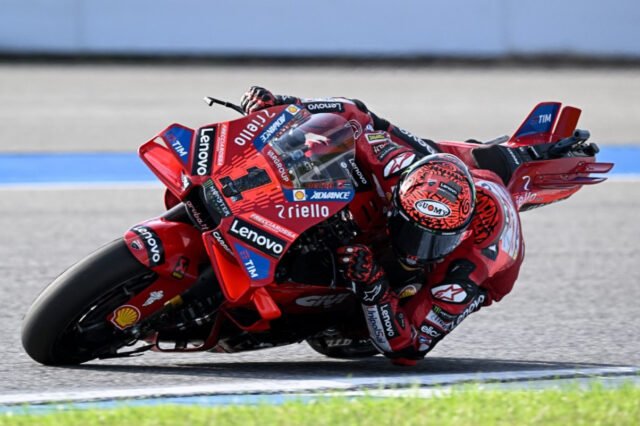 Pecco logra récord, accidente de Márquez y Martín
