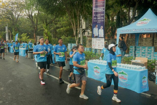 Elegir agua potable con minerales esenciales ayuda a mantener el rendimiento de los corredores en pruebas de maratón
