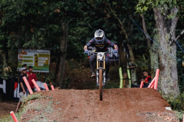 Venciendo los desafíos climáticos, Rendy Varera Sanjaya domina el Ternadi Bike Park