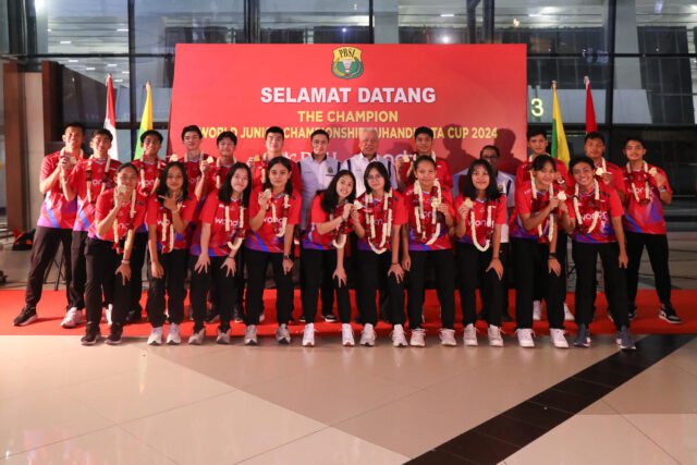 Alex Tirta da la bienvenida a la llegada del equipo mixto de Indonesia de la Copa Suhandinata 2024